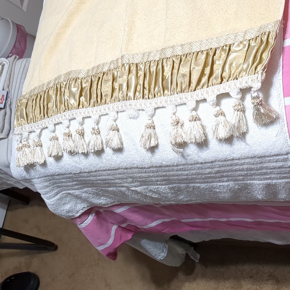 Beautiful Avanti Luxury Towels with Nice Decor / 3 Total - Picture 11 of 17